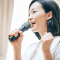 自宅でいつでも手軽に本格カラオケ気分「一人deカラオケDX-V2」Makuakeで先行販売　防音カバーで周囲に歌声をカット　エコー＆採点機能装備