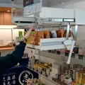 無人コンビニ「ロボットマート八丁堀店」ダイドーの「昇降物品棚」を使用開始 電力を用いない店舗に優しい改善アイテム