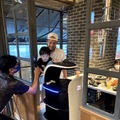 「岩塩熟成ジンギスカンぼんた」がネコ型配膳ロボット「BellaBot」を導入　コロナ禍に対応した業務改革