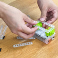 パチッとはめてロボットを作れる「ユカイなパチパチブロックキット」8月5日に新発売 教育機関向けに先行レンタルを実施
