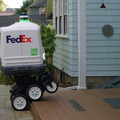 フェデックスが自動配送ロボット「Roxo」を報道向けに公開　アジア太平洋地域の輸送サービスを前進　電動車いす「iBOT」がベース