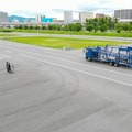 AIが左側方の歩行者や自転車、急な割り込みを検知 大型トラック用安全AIカメラシステム「ACSL-0003」日本自動車研究所でテスト