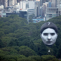 【速報】ビルの6~7階分もある巨大な「誰かの顔」が東京の空に浮かんでいる!