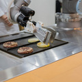 ハンバーガーショップ用の調理ロボットをコネクテッドロボティクスとベックスバーガーが共同開発へ