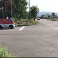 小型の自動配送ロボットが北海道石狩市の車道を走行　小売店の商品や企業間輸送貨物などを配送　京セラが実証実験