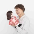 タカラトミーがAI『画像認識チップ』搭載シニア向けコミュニケーション人形「うちのあまえんぼ あみちゃん」を発表