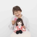 タカラトミーがAI『画像認識チップ』搭載シニア向けコミュニケーション人形「うちのあまえんぼ あみちゃん」を発表