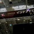 【動画】イベントで室内のドローンショーを披露　クリスマスツリーを囲むようにドローンが飛行し演舞