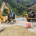 遠隔操作の建機が消防隊と連携して災害時の模擬防災訓練を実施　有効性と可能性を確認