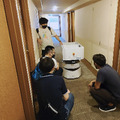 無人配送ロボットで宿泊療養施設の食事配送やゴミ回収業務を全自動化