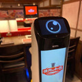 「焼肉の和民」が大型サイネージ付き配膳ロボット「Kettybot」の実証実験　配膳と下げ膳、案内にも使用