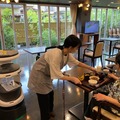 配膳ロボット「Servi」を導入した高齢者住宅で職業体験　コロナ禍で交流が難しい高齢者と若者を繋ぐ場に