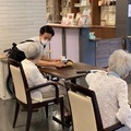 配膳ロボット「Servi」を導入した高齢者住宅で職業体験　コロナ禍で交流が難しい高齢者と若者を繋ぐ場に