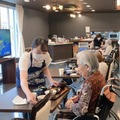 配膳ロボット「Servi」を導入した高齢者住宅で職業体験　コロナ禍で交流が難しい高齢者と若者を繋ぐ場に
