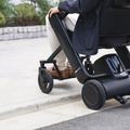WHILLが折り畳みできる近距離モビリティ「WHILL Model F」を発表 短期レンタルサービス「日額レンタル」も開始