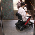 WHILLが折り畳みできる近距離モビリティ「WHILL Model F」を発表 短期レンタルサービス「日額レンタル」も開始