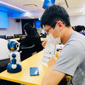 会話ロボット「Sota」と5Gを活用、オンラインでも対面授業のような双方向の対話教育を実践
