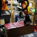 Mujin、日立物流倉庫に3台の知能ロボットを導入 シューズボックスのコンテナ投入・外装箱の処理を「ピースピッカー」で自動化