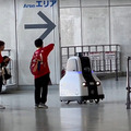 キビキビ動く豊田自動織機の自動搬送ロボット「AiR-T」とセコムの警備ロボット「cocobo」【ARX レポート(4)】