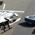 無人ドローンと自動搬送ロボットが連携して荷物を無人搬送　川崎重工が実験に成功