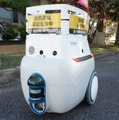 川崎重工とティアフォー開発の自動搬送ロボットが生活必需品を配送　2種類のロボットを同時に制御する実証実験