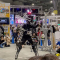 黒い「スケルトニクス」がロボカップ会場に登場　身長3mの身体拡張ロボットスーツのパフォーマンスに来場者の歓声ひびく