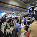 黒い「スケルトニクス」がロボカップ会場に登場　身長3mの身体拡張ロボットスーツのパフォーマンスに来場者の歓声ひびく