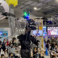 黒い「スケルトニクス」がロボカップ会場に登場　身長3mの身体拡張ロボットスーツのパフォーマンスに来場者の歓声ひびく