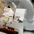 五平餅を焼いて、クレープを作り、抹茶を点てる調理ロボットたち　「スマートライフカフェ」のシェフは協働ロボット「COBOTTA」