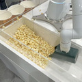 五平餅を焼いて、クレープを作り、抹茶を点てる調理ロボットたち　「スマートライフカフェ」のシェフは協働ロボット「COBOTTA」
