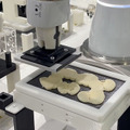五平餅を焼いて、クレープを作り、抹茶を点てる調理ロボットたち　「スマートライフカフェ」のシェフは協働ロボット「COBOTTA」