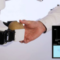 【速報】ソニーが世界初のロボットハンド技術を披露　未知の物をやさしく壊さずつかむマニピュレーター