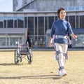 AssistMotionが歩行トレーニングロボット「curara」のレンタル販売を開始 手を引くように足を進めるトレーニングパートナー