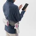 AssistMotionが歩行トレーニングロボット「curara」のレンタル販売を開始 手を引くように足を進めるトレーニングパートナー