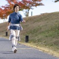 AssistMotionが歩行トレーニングロボット「curara」のレンタル販売を開始 手を引くように足を進めるトレーニングパートナー