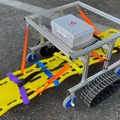 傷病者を遠隔操作や自動運転で搬送するクローラーロボットを開発　動画を公開　アトラックラボとアームレスキュー