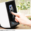 ユピテル 霧島レイがホロ風に浮かび上がる浮遊映像レンズ搭載、エアータッチセンサーでスキンシップ「LVR-01」限定2000台発売