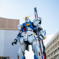 「逆襲のシャア」実物大νガンダム立像、歴代最高の24.8m全景が明らかに！右手をあげた最新写真がこれだ
