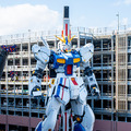 「逆襲のシャア」実物大νガンダム立像、歴代最高の24.8m全景が明らかに！右手をあげた最新写真がこれだ