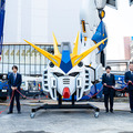 「逆襲のシャア」実物大νガンダム立像、歴代最高の24.8m全景が明らかに！右手をあげた最新写真がこれだ