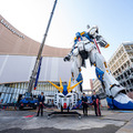 「逆襲のシャア」実物大νガンダム立像、歴代最高の24.8m全景が明らかに！右手をあげた最新写真がこれだ