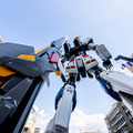 「逆襲のシャア」実物大νガンダム立像、歴代最高の24.8m全景が明らかに！右手をあげた最新写真がこれだ