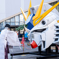 「逆襲のシャア」実物大νガンダム立像、歴代最高の24.8m全景が明らかに！右手をあげた最新写真がこれだ
