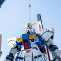 「逆襲のシャア」実物大νガンダム立像、歴代最高の24.8m全景が明らかに！右手をあげた最新写真がこれだ