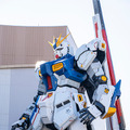「逆襲のシャア」実物大νガンダム立像、歴代最高の24.8m全景が明らかに！右手をあげた最新写真がこれだ