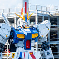 「逆襲のシャア」実物大νガンダム立像、歴代最高の24.8m全景が明らかに！右手をあげた最新写真がこれだ
