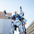 「逆襲のシャア」実物大νガンダム立像、歴代最高の24.8m全景が明らかに！右手をあげた最新写真がこれだ