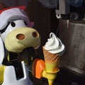 山村乳業 ソフトクリームロボットを「山村みるくがっこう 内宮前店」に導入 看板ロボがお伊勢参りの利用者をおもてなし
