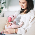 ペットロボット「aibo」2022年の限定バージョンは「いちごミルク 」限定ふるまい「いちごミルク・シェイク」を披露