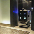経産省と三菱地所 ロボットとエレベータが連携した「ロボットフレンドリー」な街づくりを本格化　NECやパナソニックのロボットでデモ公開